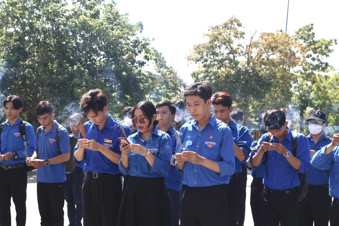 thắp-hương-dọn-dẹp-nghĩa-trang-liệt-sĩ