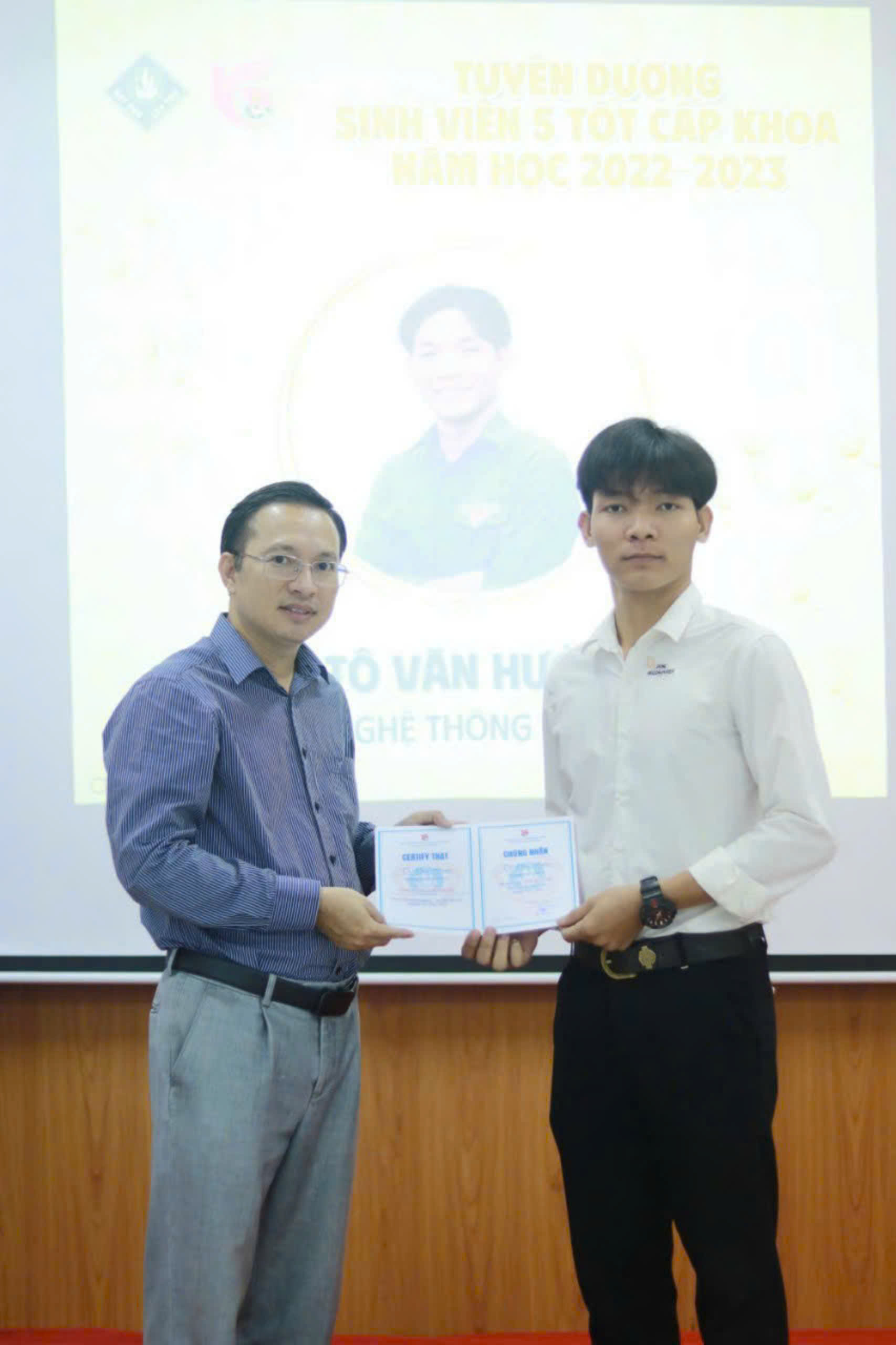 văn-hưởng-đạt-danh-hiệu-sinh-viên-5-tốt-cấp-khoa